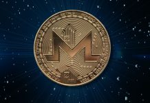 Monero kryptovaluta mønt på en mørk baggrund med symboler af forskellige valutaer.