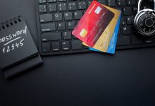 En notesbog med adgangskoden "12345", to kreditkort, der ligger på et tastatur, og en hængelås.