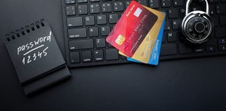 En notesbog med adgangskoden "12345", to kreditkort, der ligger på et tastatur, og en hængelås.