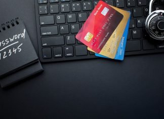 En notesbog med adgangskoden "12345", to kreditkort, der ligger på et tastatur, og en hængelås.