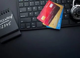 De bedste password managere til enhver lejlighed En notesbog med adgangskoden "12345", to kreditkort, der ligger på et tastatur, og en hængelås.