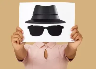 Hvad sker der egentlig, når man surfer i inkognito-tilstand? En person holder et ark med en tegning af en hat og solbriller, der symboliserer inkognito-tilstand