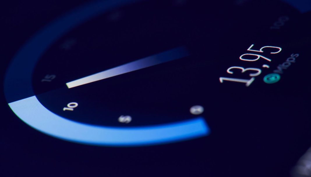 Et speedometer, der viser en hastighed på 13,95 Mbps.