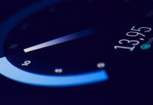 Et speedometer, der viser en hastighed på 13,95 Mbps.