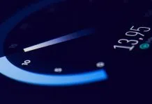 Et speedometer, der viser en hastighed på 13,95 Mbps.
