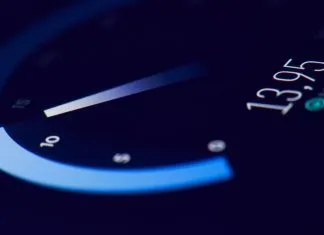 Hvad er ISP-throttling, og hvordan kan du finde ud af, om du bliver neddroslet? Et speedometer, der viser en hastighed på 13,95 Mbps.