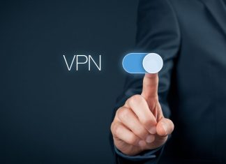 Dette kan din internetudbyder se, når du tænder for din VPN En person i jakkesæt trykker på en virtuel knap for at aktivere en VPN.