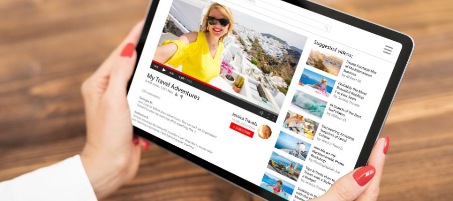 13 fremragende streamingtjenester med gratis prøveperioder 4 En person holder en tablet, der viser en video på en videodelingsplatform.