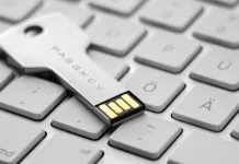 Det er tid til at begynde at bruge Passkeys, og sådan kommer du i gang Et USB-drev i form af en nøgle med teksten "PASSKEY" indgraveret. Drevet ligger på et stilrent hvidt tastatur.