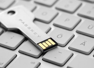Det er tid til at begynde at bruge Passkeys, og sådan kommer du i gang Et USB-drev i form af en nøgle med teksten "PASSKEY" indgraveret. Drevet ligger på et stilrent hvidt tastatur.