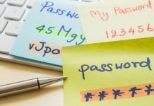 Et billede, der illustrerer en usikker måde at opbevare passwords på. Farverige post-it sedler med håndskrevne passwords ligger spredt ud på et computertastatur.