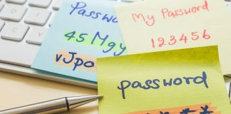 Et billede, der illustrerer en usikker måde at opbevare passwords på. Farverige post-it sedler med håndskrevne passwords ligger spredt ud på et computertastatur.