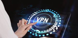 En kvindehånd, der trykker på en skærm med ordet VPN omgivet af ikoner og grafik.