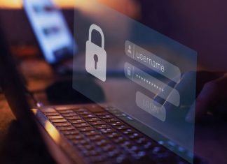 Hvordan fungerer adgangskodeadministratorer? 3 metoder forklaret En nærbillede af en persons hænder, der taster et brugernavn og en adgangskode ind på en bærbar computer. Skærmen viser et login-vindue med et ikon af en lås.