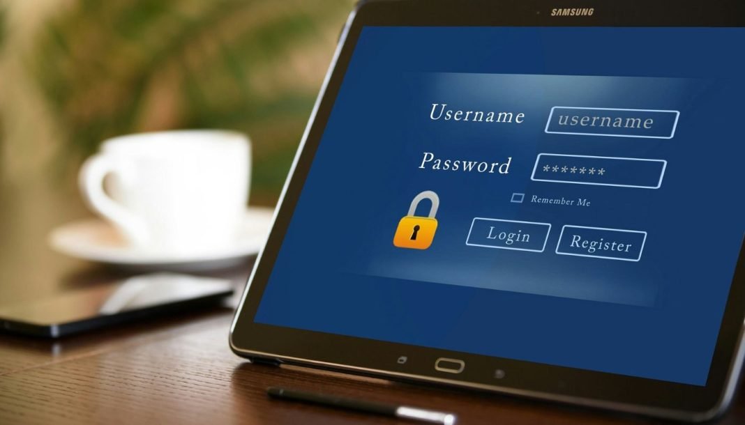 sign-in Tablet med login-skærm, der viser felter til brugernavn og adgangskode, samt knapper til login og registrering.
