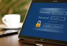 Tablet med login-skærm, der viser felter til brugernavn og adgangskode, samt knapper til login og registrering.