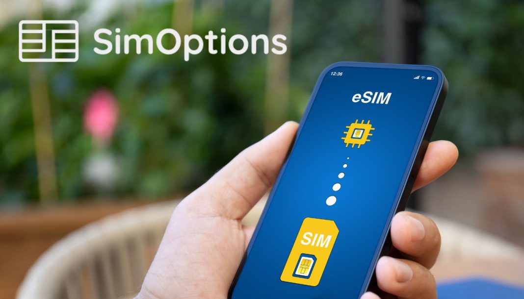 simoptions En hånd holder en smartphone med en skærm, der viser en illustration af en eSIM. Øverst til venstre i billedet er der et logo og teksten 'SimOptions'. Skærmen på smartphonen viser en gul chip med teksten 'eSIM' og en gul SIM-kort illustration med teksten 'SIM'.