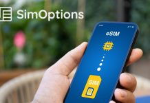 En hånd holder en smartphone med en skærm, der viser en illustration af en eSIM. Øverst til venstre i billedet er der et logo og teksten 'SimOptions'. Skærmen på smartphonen viser en gul chip med teksten 'eSIM' og en gul SIM-kort illustration med teksten 'SIM'.