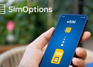 En hånd holder en smartphone med en skærm, der viser en illustration af en eSIM. Øverst til venstre i billedet er der et logo og teksten 'SimOptions'. Skærmen på smartphonen viser en gul chip med teksten 'eSIM' og en gul SIM-kort illustration med teksten 'SIM'.