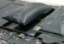 To oppustede, sorte batterier ligger på en grå, slidt overflade. Batterierne er tydeligt hævede og ser deformerede ud, hvilket indikerer en mulig fejlfunktion eller overopladning.