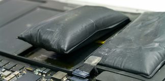 To oppustede, sorte batterier ligger på en grå, slidt overflade. Batterierne er tydeligt hævede og ser deformerede ud, hvilket indikerer en mulig fejlfunktion eller overopladning.