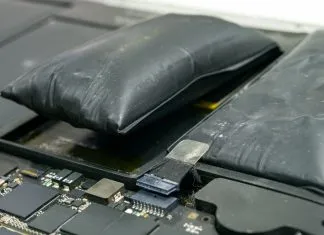 To oppustede, sorte batterier ligger på en grå, slidt overflade. Batterierne er tydeligt hævede og ser deformerede ud, hvilket indikerer en mulig fejlfunktion eller overopladning.
