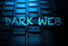 En baggrund af en computer-tastatur med binære tal (1 og 0) overlejret i blå farve. I forgrunden står teksten "DARK WEB" skrevet i en ru, blå skrifttype.