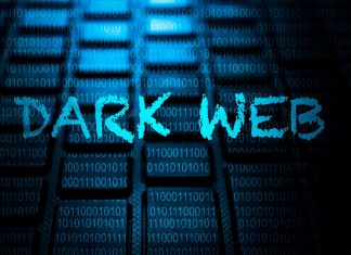 En baggrund af en computer-tastatur med binære tal (1 og 0) overlejret i blå farve. I forgrunden står teksten "DARK WEB" skrevet i en ru, blå skrifttype.
