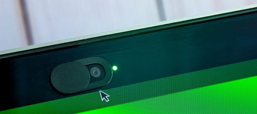 6 tips til at beskytte dit webcam – alle bør kende dem 1 Et webcam på en bærbar computer med en fysisk skyder, der dækker kameraet. En grøn indikatorlampe ved siden af kameraet er tændt, hvilket indikerer, at kameraet er aktivt.