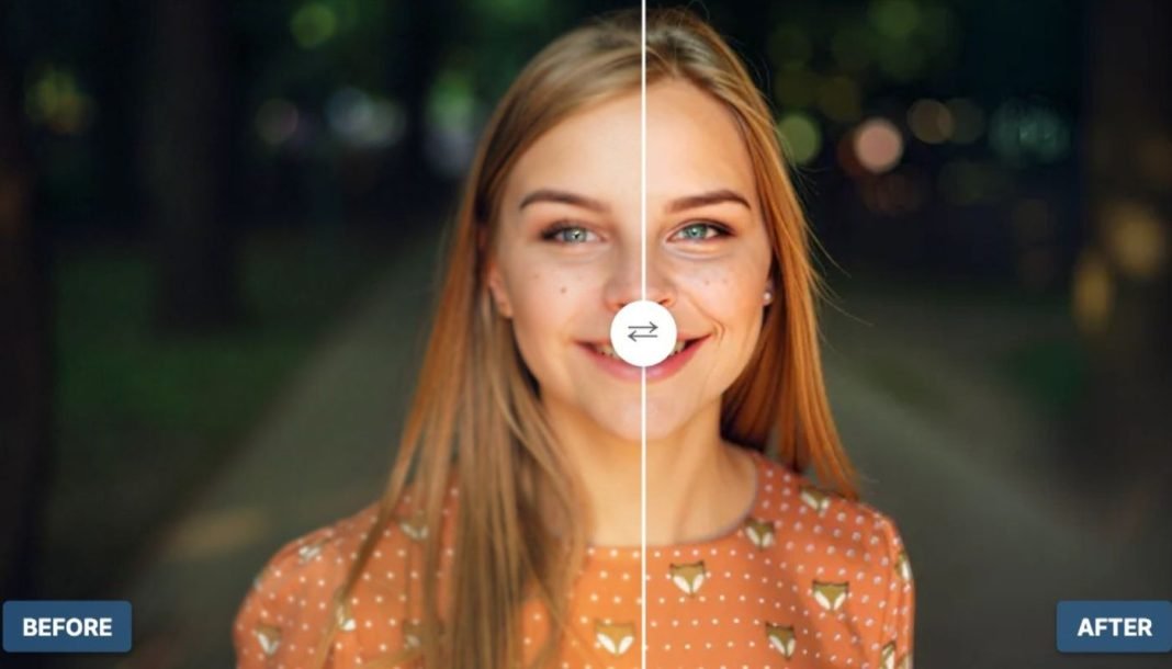 En ung kvinde står på en sti i en park. Hun har langt, rødt hår og er klædt i en orange bluse med hvide prikker og et rævemotiv.