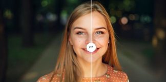 En ung kvinde står på en sti i en park. Hun har langt, rødt hår og er klædt i en orange bluse med hvide prikker og et rævemotiv.