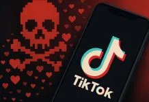 9 TikTok-fælder: Her bliver du snydt og inficeret Smartphone med TikTok-logo på skærmen, ved siden af en stor pixelgrafik af et rødt kranie omgivet af små røde hjerter.