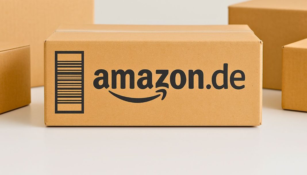 Amazon.de-pakken står centralt på et bord, omgivet af andre neutrale papkasser. Baggrunden er lys og enkel.