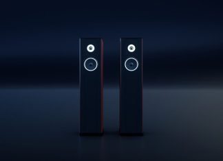 To sorte, slanke hi-fi-højttalere med hvide ringe omkring enhederne står side om side i et mørkt rum.