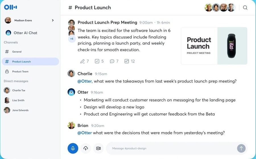 Skærmvisning af Otter.ai med opsummering af et produktlanceringsmøde. Teammedlemmer udveksler beskeder, og AI-assistenten giver overblik over beslutninger og næste skridt.