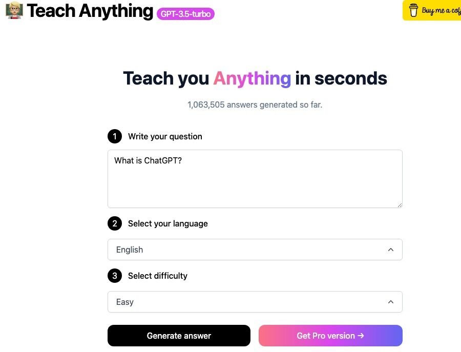 Skærmbillede af forsiden på Teach Anything-platformen, hvor brugeren kan skrive et spørgsmål, vælge sprog og sværhedsgrad samt generere et svar.